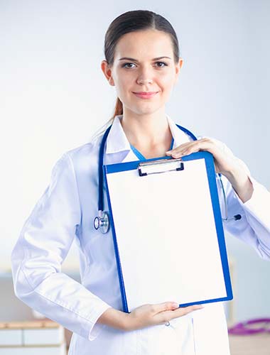 врач в белом халате с планшетом в руках
