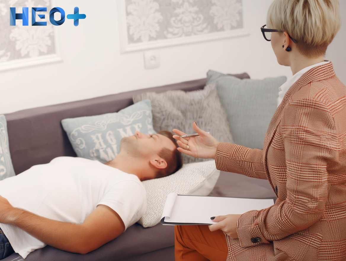 Врач гипнотизирует пациента от алкоголя